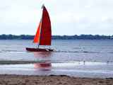 Der Katamaran steht bereit zum mitsegeln auf der Ostsee