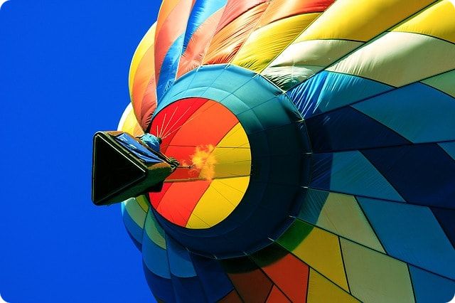 Mit einem Heissluftballon hoch oben über Bremen schweben