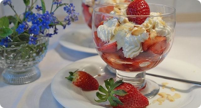 leckeren Eisbecher mit Softeis und Früchten vernaschen