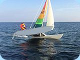 Katamaran-segeln-bei-mehr-Wind-auf-der-Ostsee