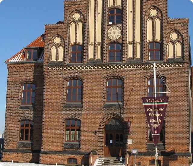 Das alte Zollhaus im historischen Hafen von Wismar.